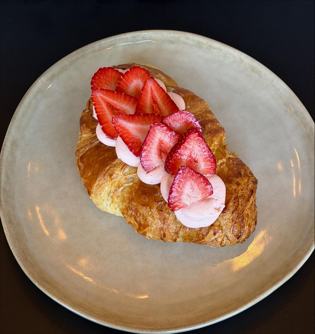 Strawberry croissant with cream — Madame Brioche